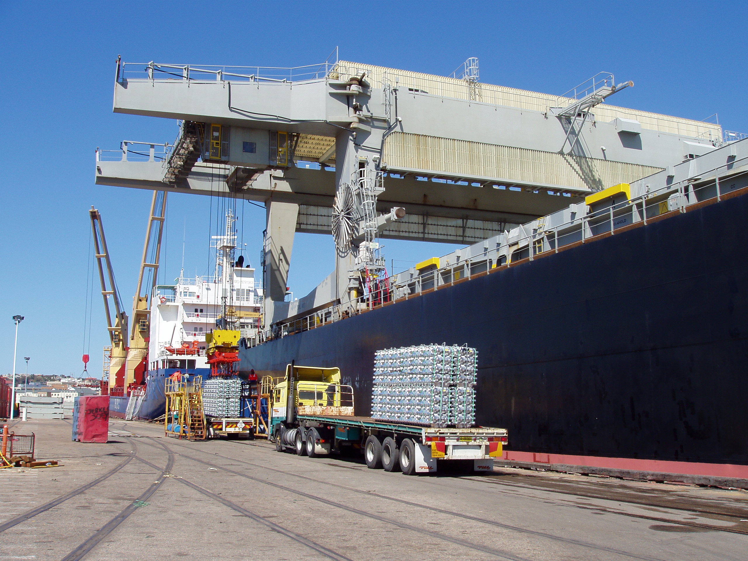 Прибытие контейнеров с материалами и инструментами в порт Маджанги